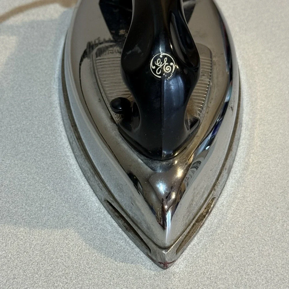 GE ELECTRIC DRY IRON, CAT. NO. 129F32 WATTS 1000, Volts 115 Made In USA Vintage‎